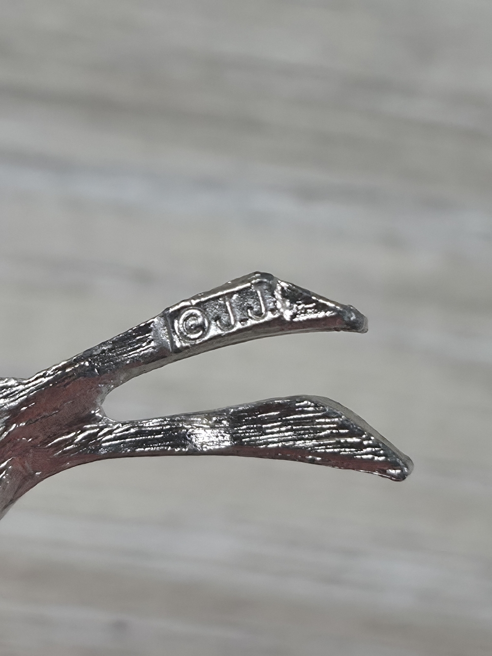 ​Vintage J.J. Signed Silver Tone Openwork Chevron Leaf Brooch Pin Jonette Jewelr - Picture 3 of 4
